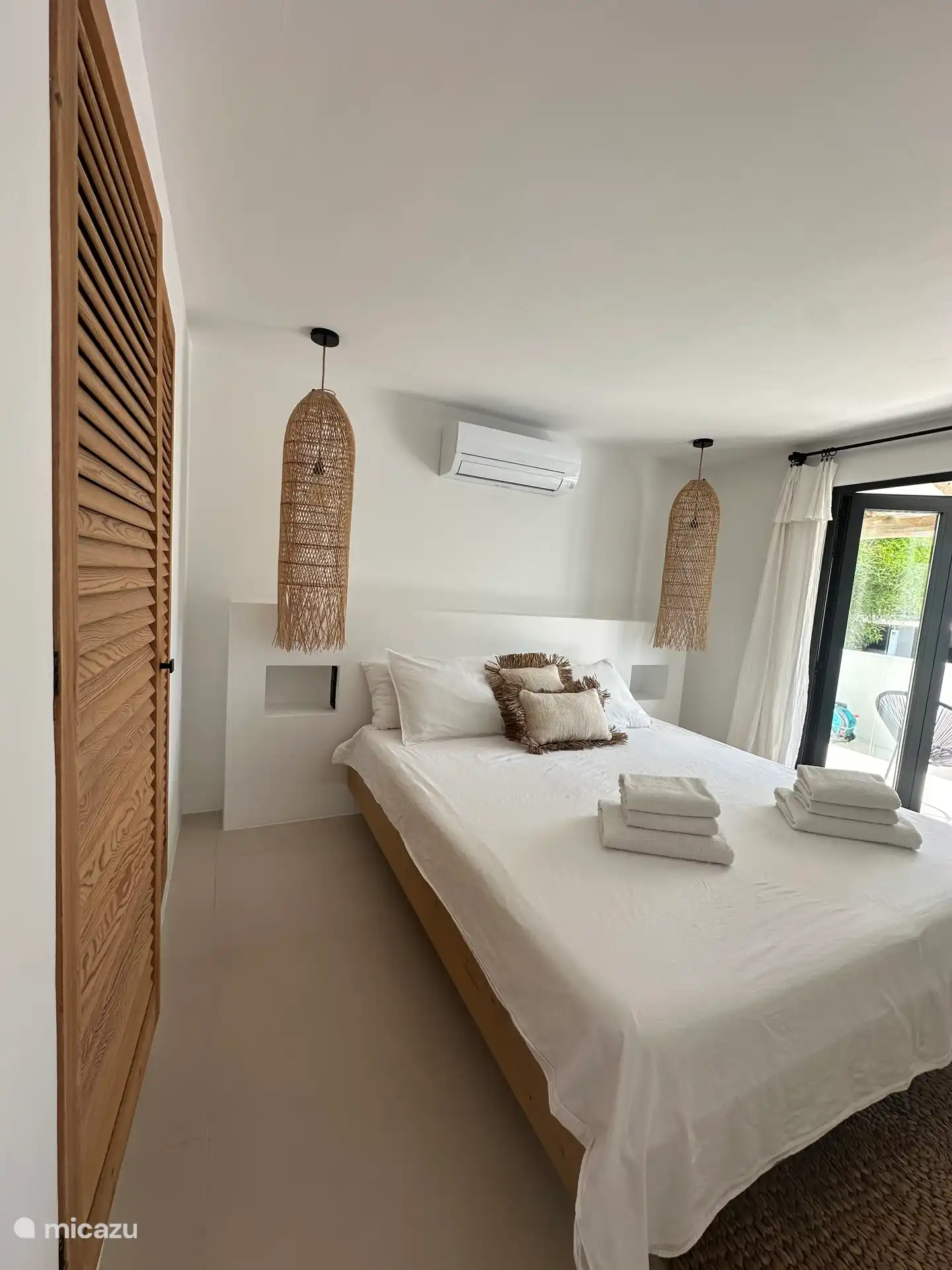 Schlafzimmer im zweiten Stock mit Terrasse