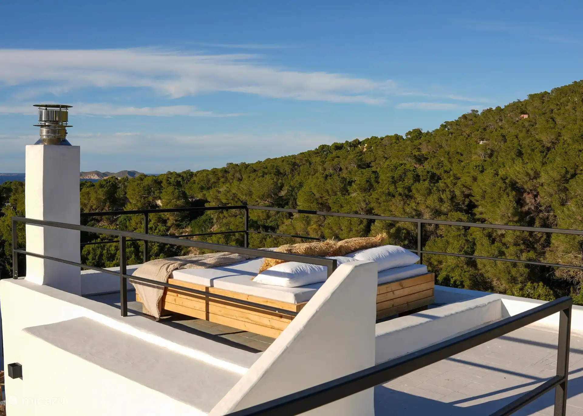 La terraza más alta con tumbona, vistas al mar y una hermosa puesta de sol por la tarde