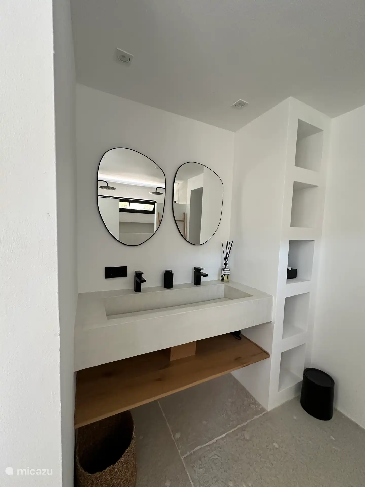 Ensuite Badezimmer im Erdgeschoss mit Doppeldusche