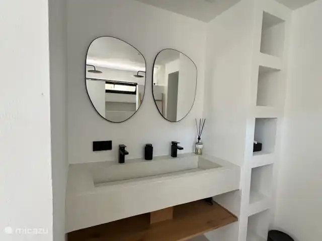 Location de Vacances Espagne, Ibiza, Sant Josep de sa Talaia, villa - Casa Makana Salle de bain attenante au rez-de-chaussée avec douche double
