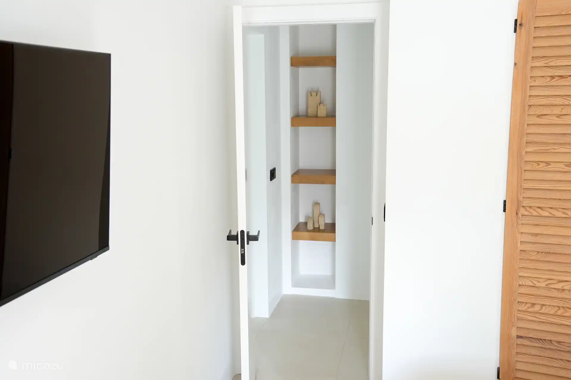 Dormitorio con smart TV