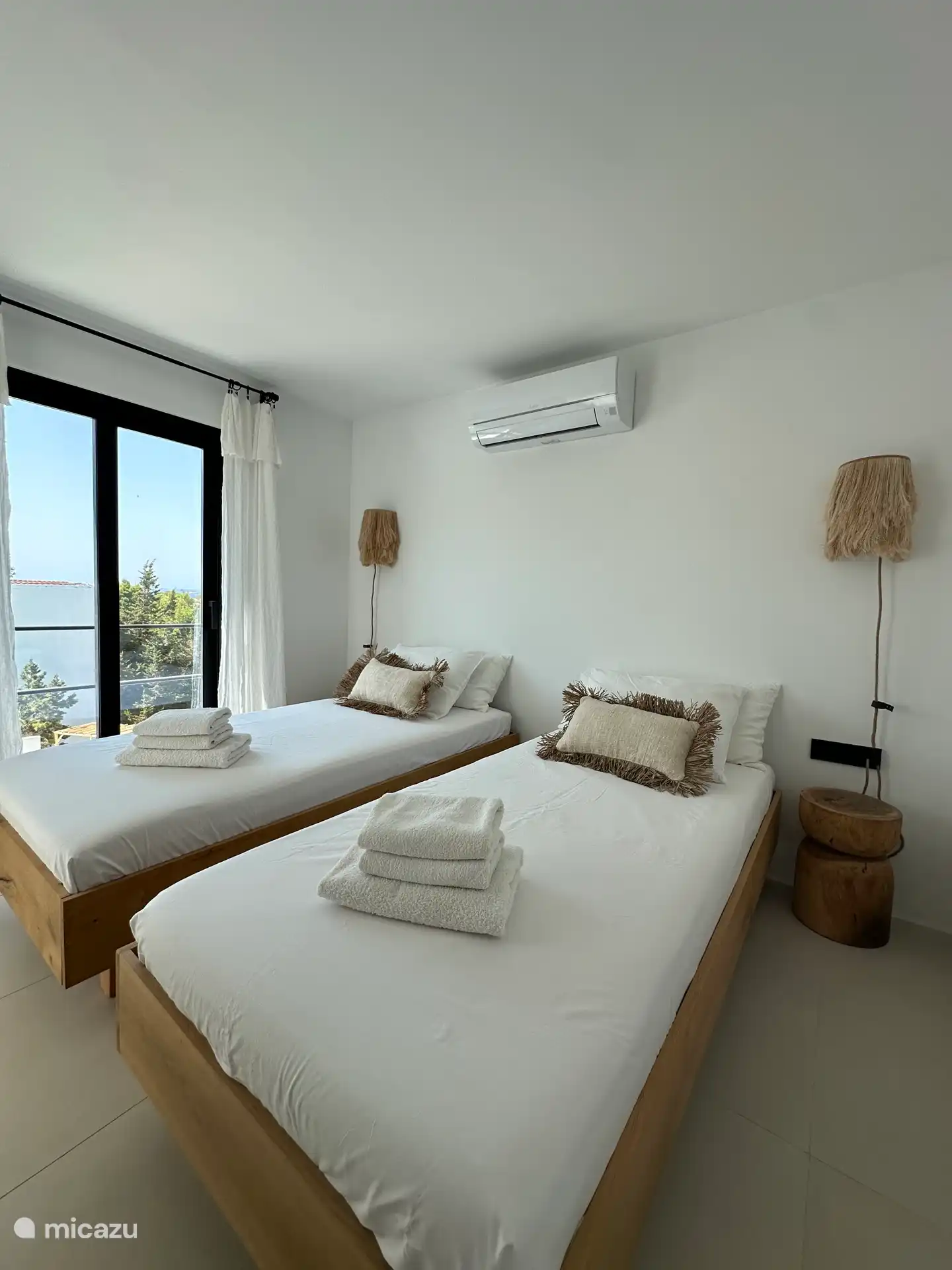 Schlafzimmer im zweiten Stock mit Meerblick