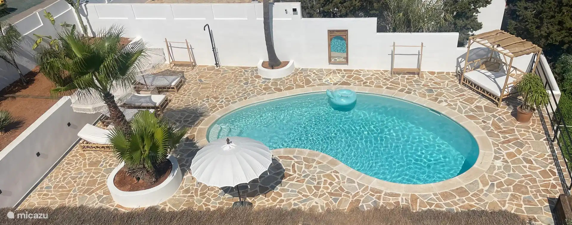 Terrasse mit Swimmingpool und Außendusche