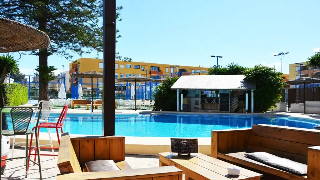 Swimmingpool des Tennis-/Paddelclubs neben dem Apartmentkomplex