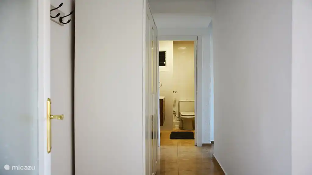 Flur zum Badezimmer und Schlafbereich