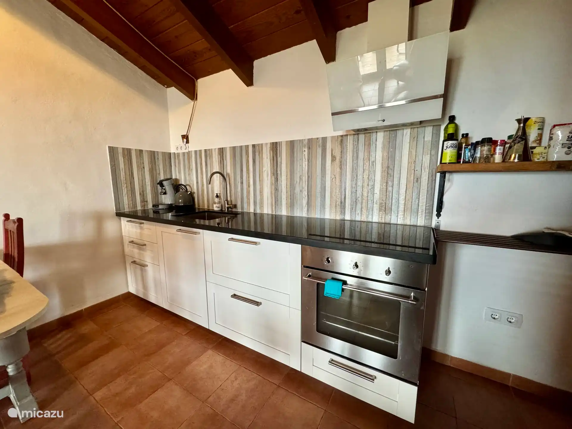 Küche mit Backofen, 3 Kochplatten, Kühlschrank mit Gefrierfach, Senseo, Wasserkocher, Toaster