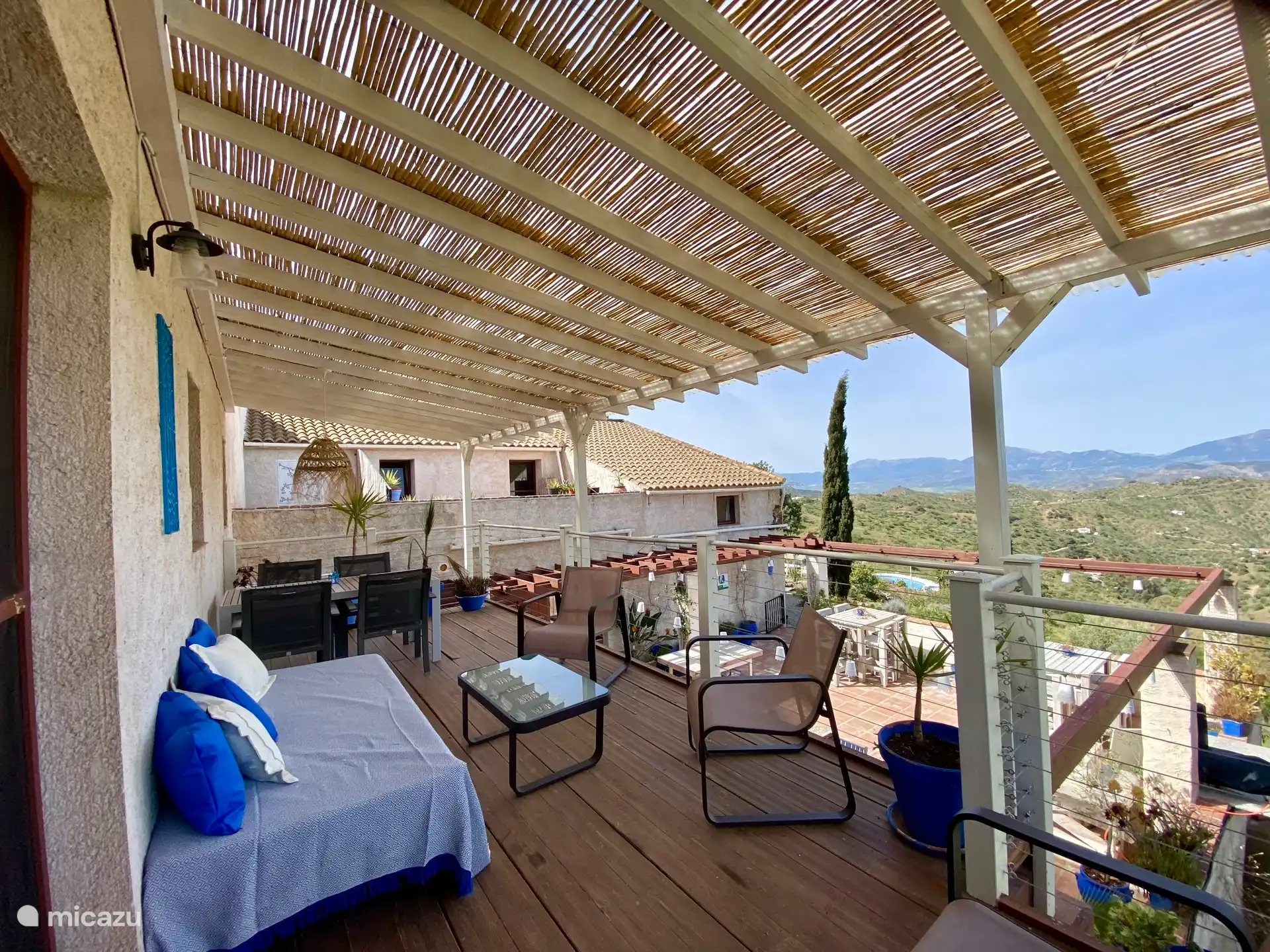 Großer Balkon mit herrlichem Blick auf die Berge und den Sonnenuntergang