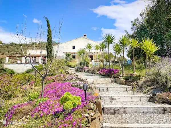 Im Garten wurden verschiedene Sitzbereiche eingerichtet, um die Natur und die Aussicht zu genießen.