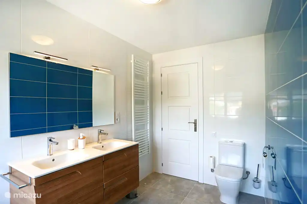 En-suite bathroom 3.