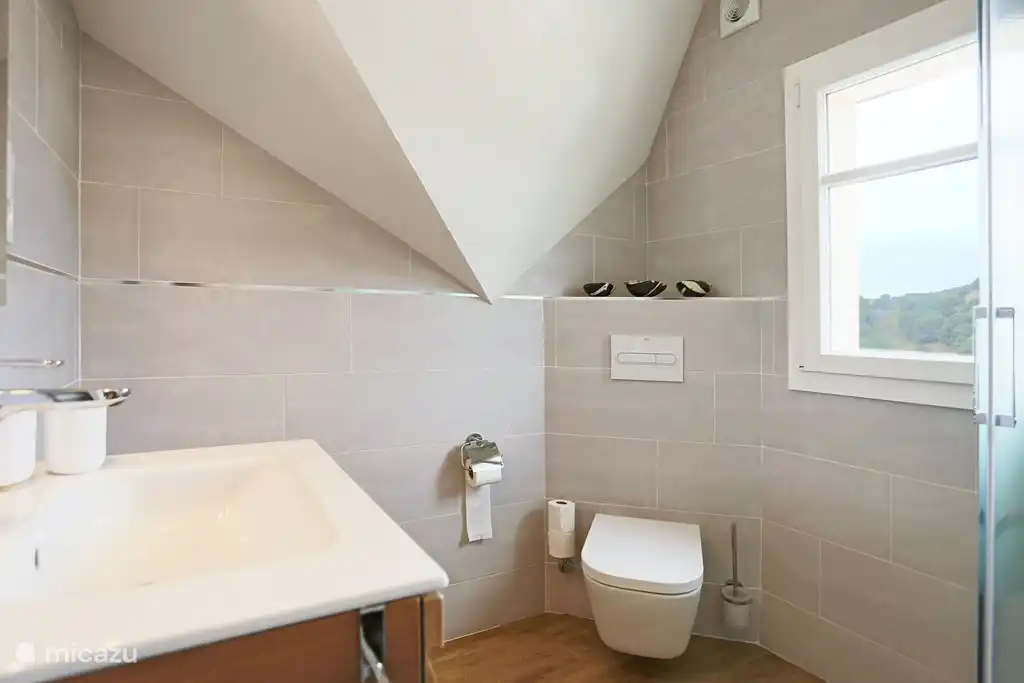 En-suite bathroom 2.