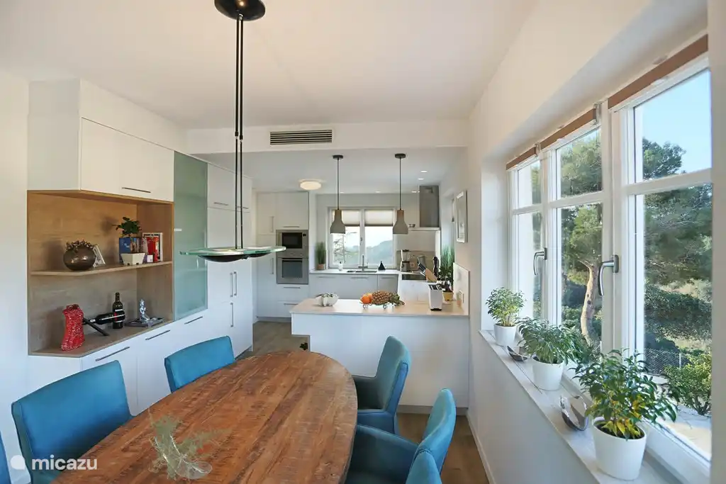 Room in beautiful villa. Swimming pool and unobstructed view.