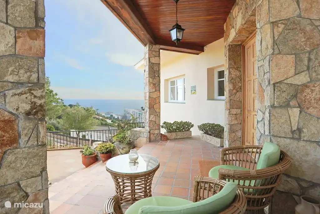 At the front door of the villa also a nice place to enjoy.