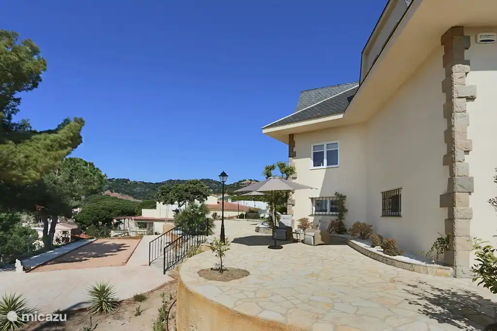 The star shape of the house gives you many places to sit.