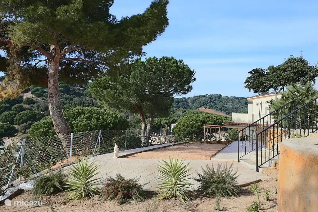 Why not play Jeu de Boule?