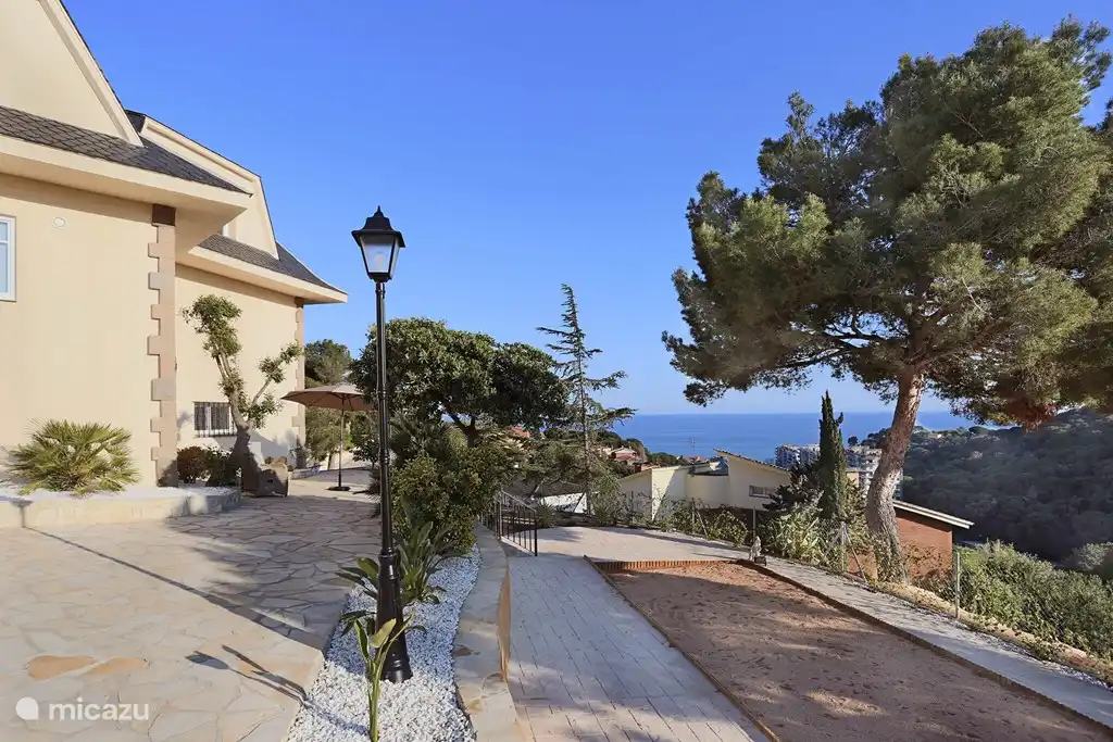 Have a nice time playing Jeu de Boule.