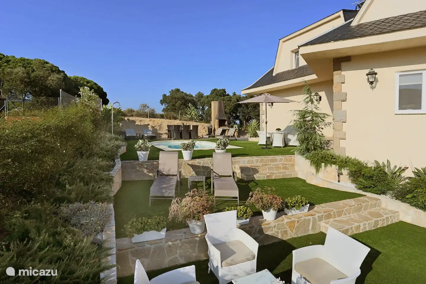 Room in beautiful villa. Swimming pool and unobstructed view.