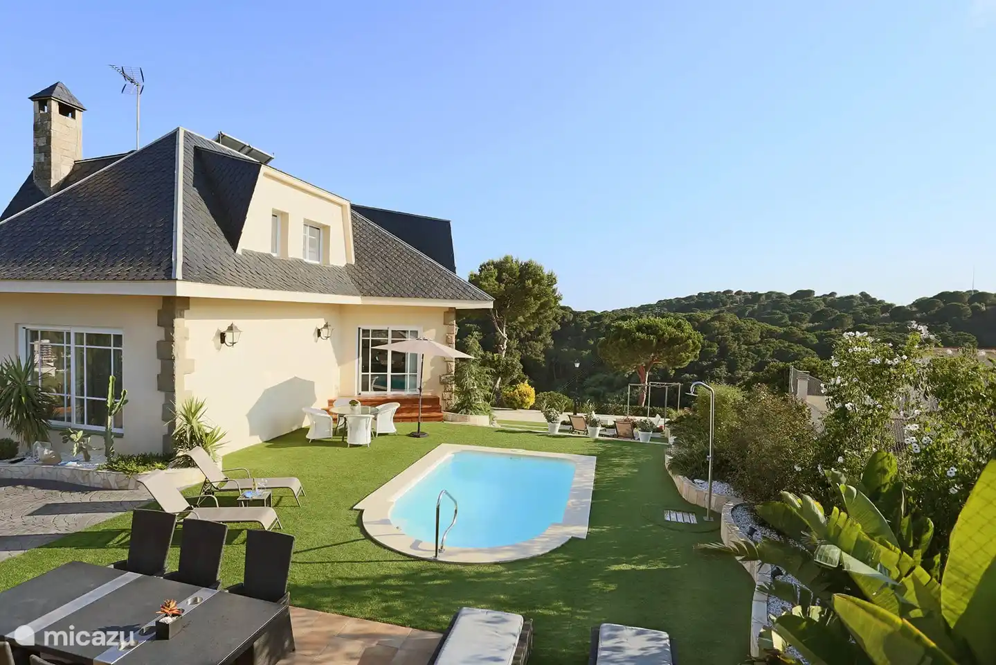 Room in beautiful villa. Swimming pool and unobstructed view.