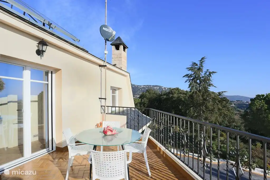 A large balcony terrace on the first floor. With a beautiful view. In the morning there is direct sun and you can also enjoy breakfast there for example.