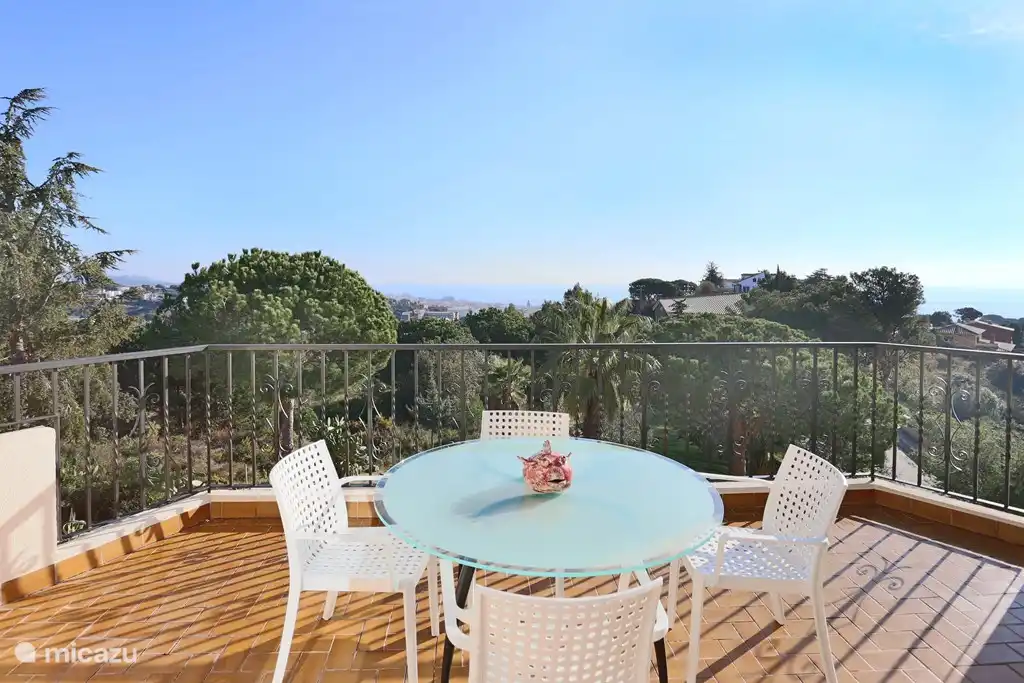 A large balcony terrace on the first floor. With a beautiful view. In the morning there is direct sun and you can also enjoy breakfast there for example.