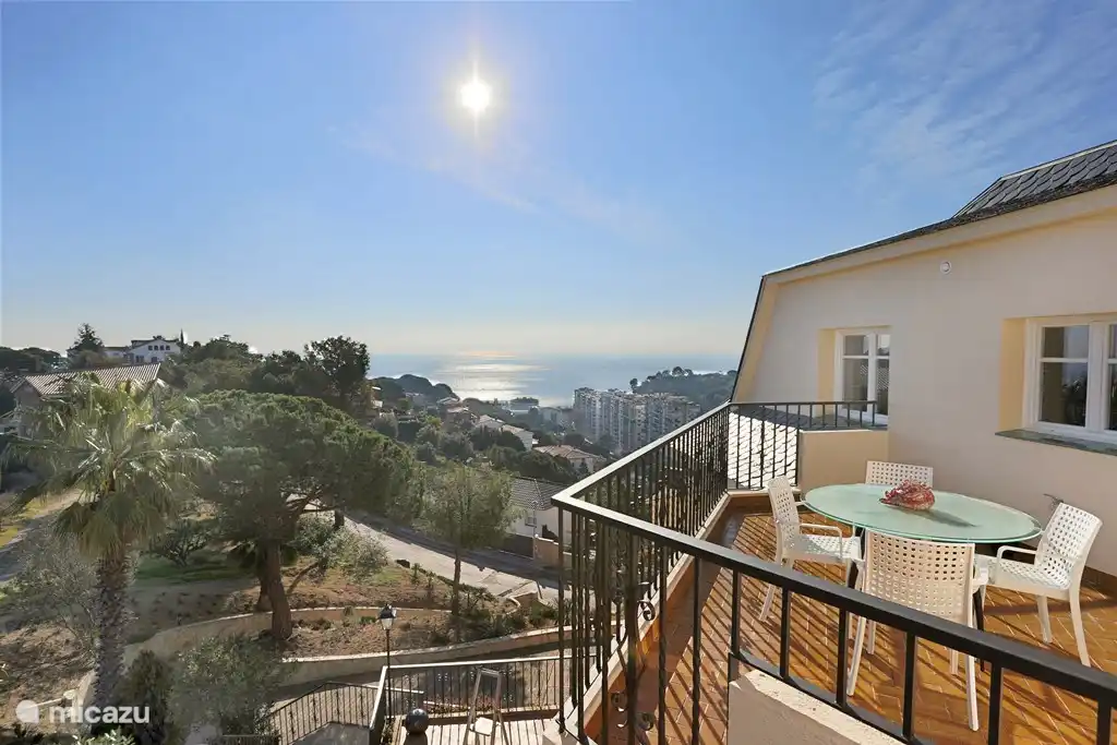 A large balcony terrace on the first floor. With a beautiful view. In the morning there is direct sun and you can also enjoy breakfast there for example.