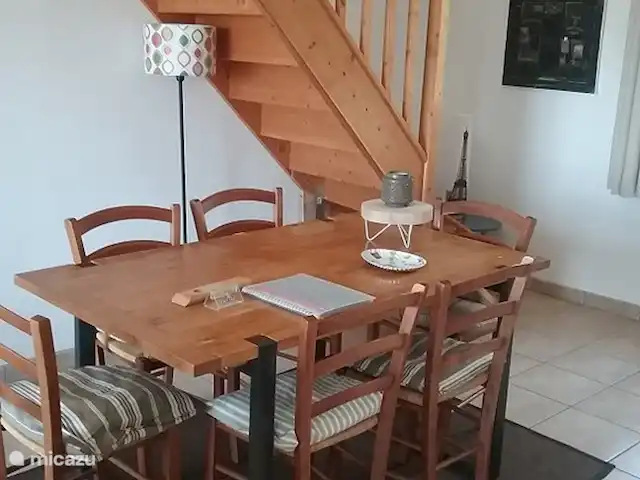 flor de pommiers en Francia, Nièvre, Fâchin - casa vacacional Comedor