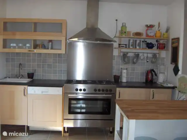 flor de pommiers en Francia, Nièvre, Fâchin - casa vacacional cocina