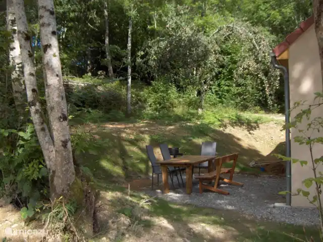 flor de pommiers en Francia, Nièvre, Fâchin - casa vacacional terraza detrás de la casa