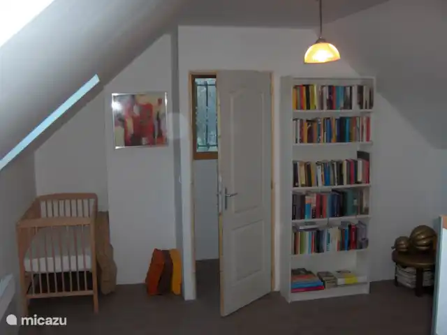 flor de pommiers en Francia, Nièvre, Fâchin - casa vacacional estantería y cuna