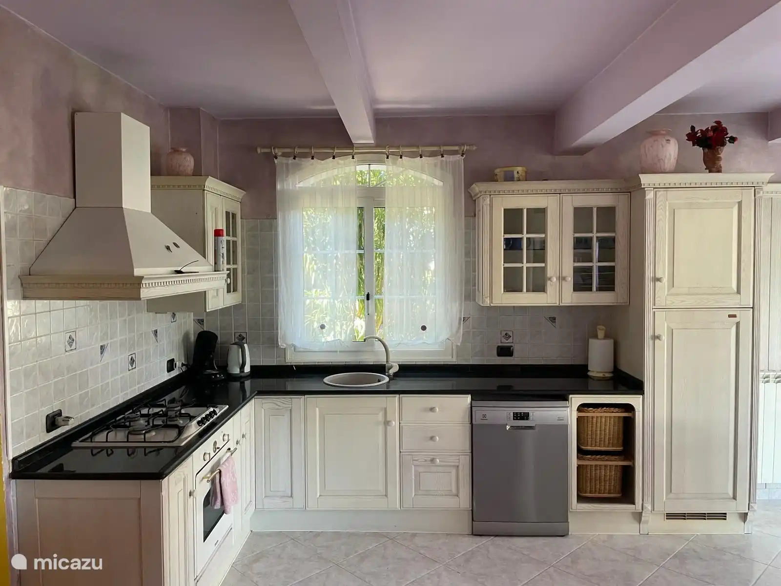 Nuestra cocina funcional y bien equipada garantiza que tendrá todo a su alcance, desde utensilios de cocina hasta cafetera y tetera, lavavajillas, frigorífico, congelador, horno y vitrocerámica de 4 fuegos.
(Para la cafetera Senseo, las monodosis de café no se venden en Italia, preferiblemente llévalas contigo)