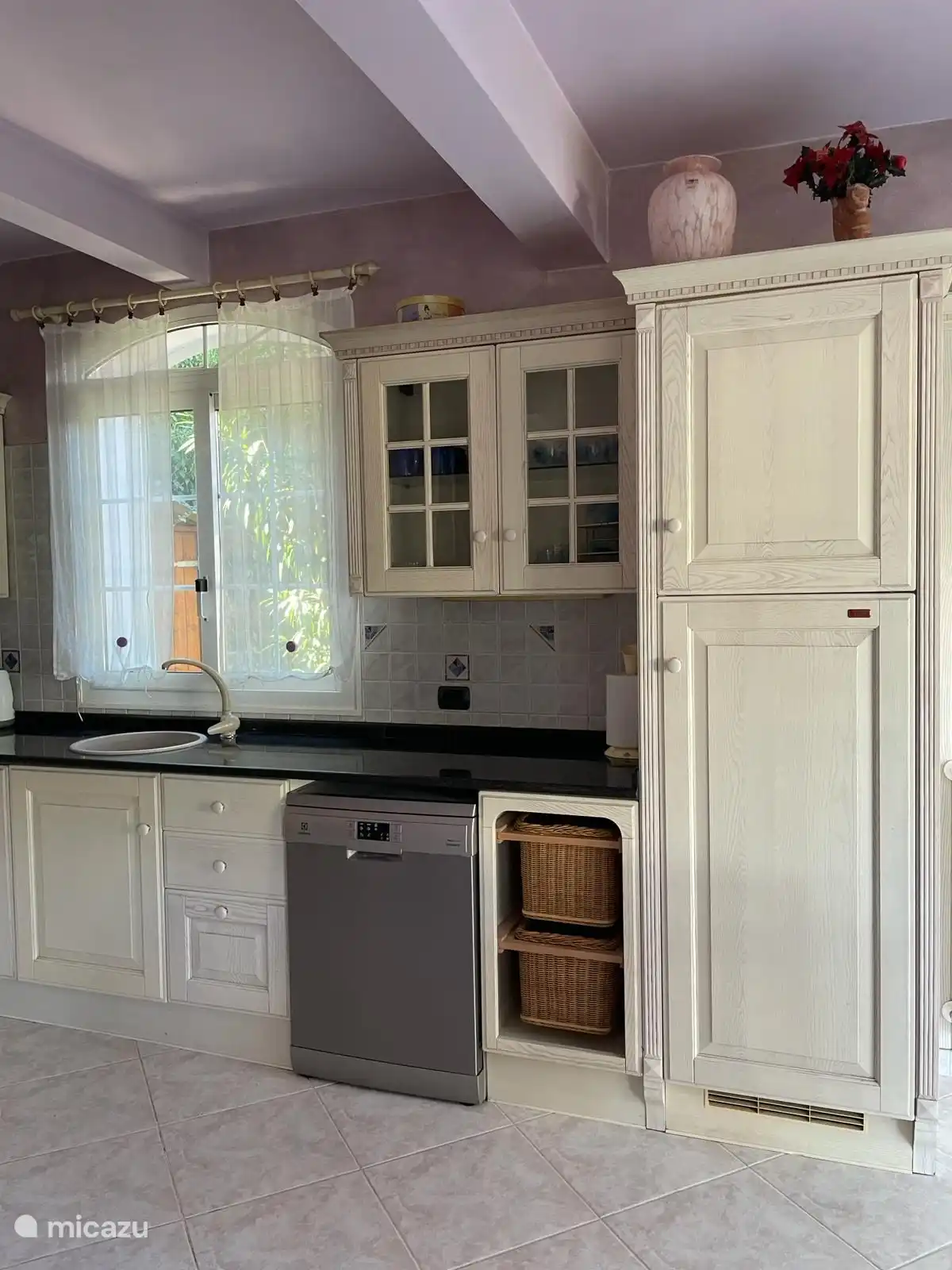 Nuestra cocina funcional y bien equipada garantiza que tendrá todo a su alcance, desde utensilios de cocina hasta cafetera y tetera, lavavajillas, frigorífico, congelador, horno y vitrocerámica de 4 fuegos.
(Para la cafetera Senseo, las monodosis de café no se venden en Italia, preferiblemente llévalas contigo)