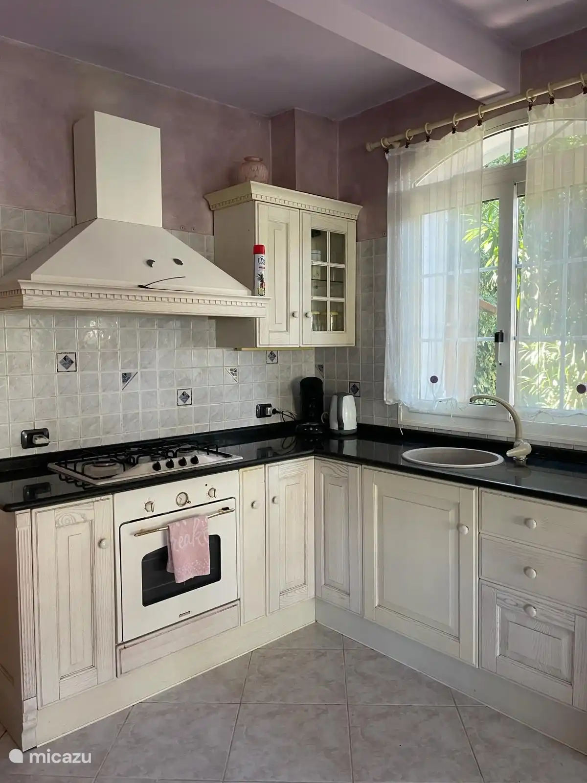 Nuestra cocina funcional y bien equipada garantiza que tendrá todo a su alcance, desde utensilios de cocina hasta cafetera y tetera, lavavajillas, frigorífico, congelador, horno y vitrocerámica de 4 fuegos.
(Para la cafetera Senseo, las monodosis de café no se venden en Italia, preferiblemente llévalas contigo)