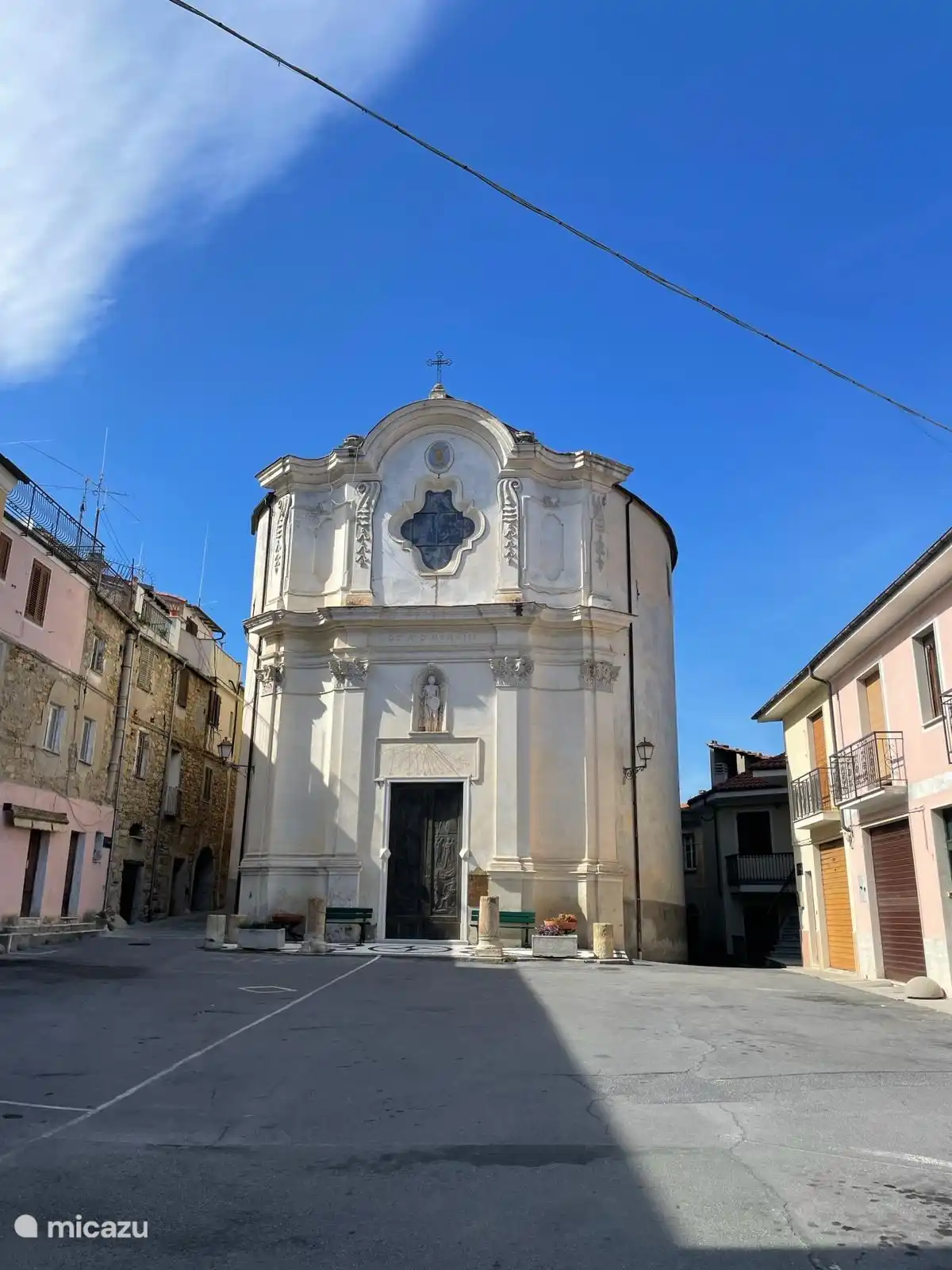 La Iglesia de los Santos Michele y Sebastiano ubicada en la plaza principal del pueblo.