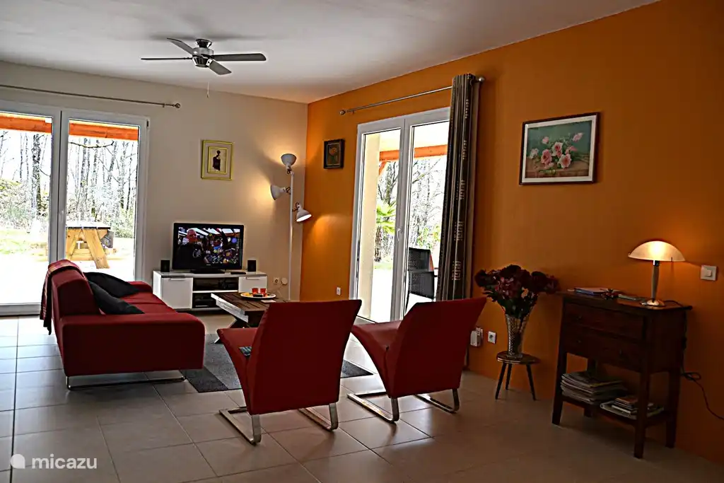 Amplia sala de estar con TV