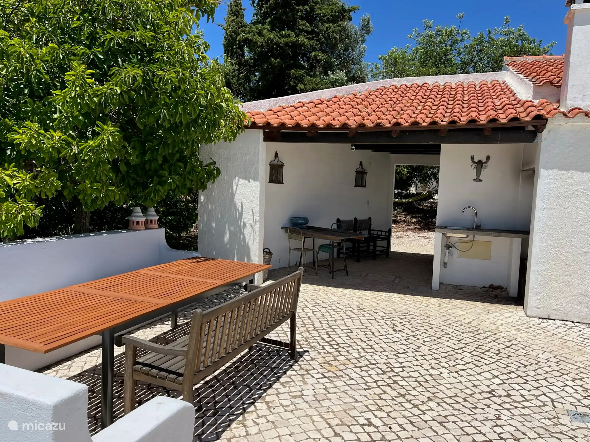 Eettafel met buitenkeuken