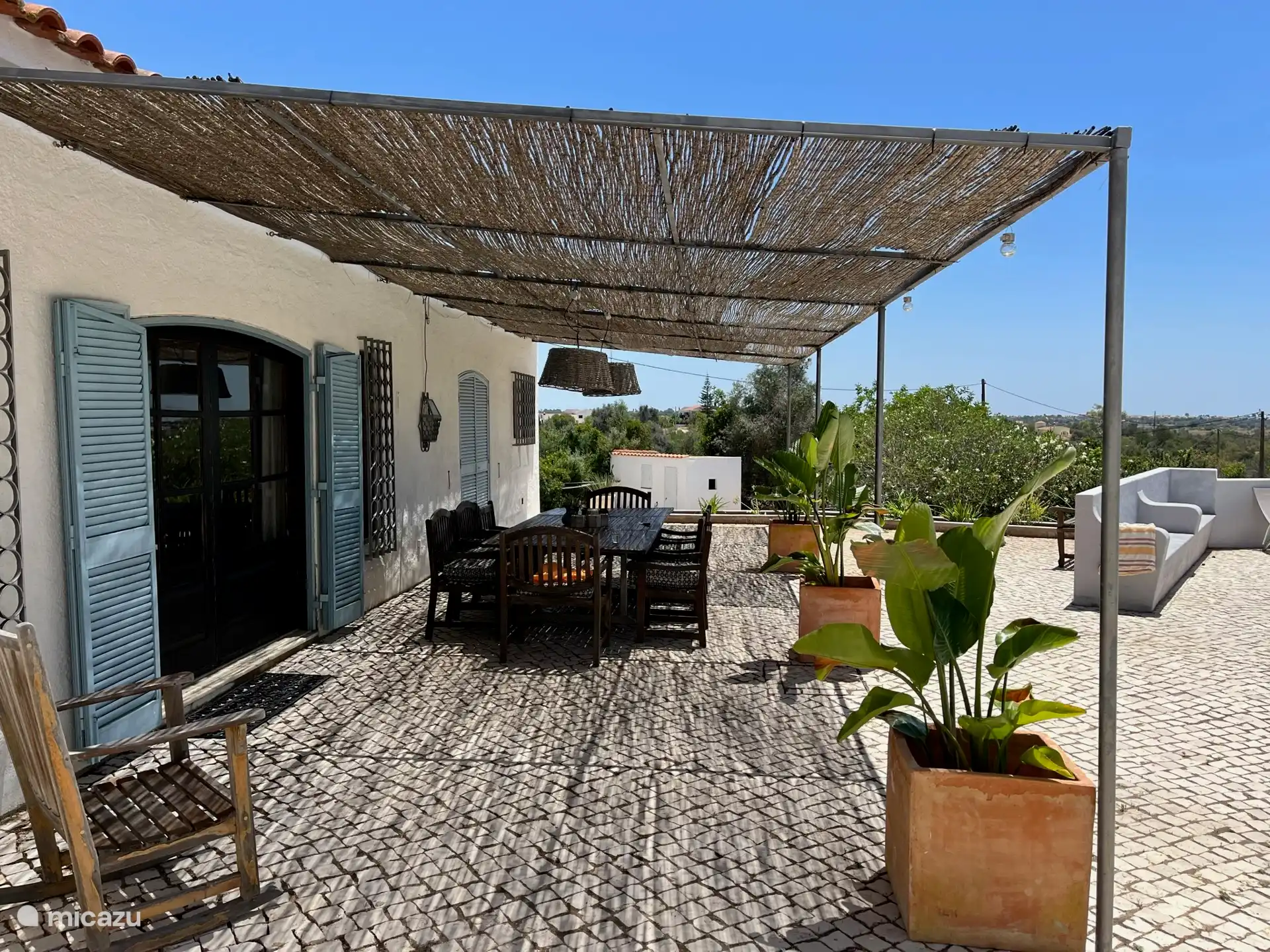Terras met in de verte uitzicht op zee