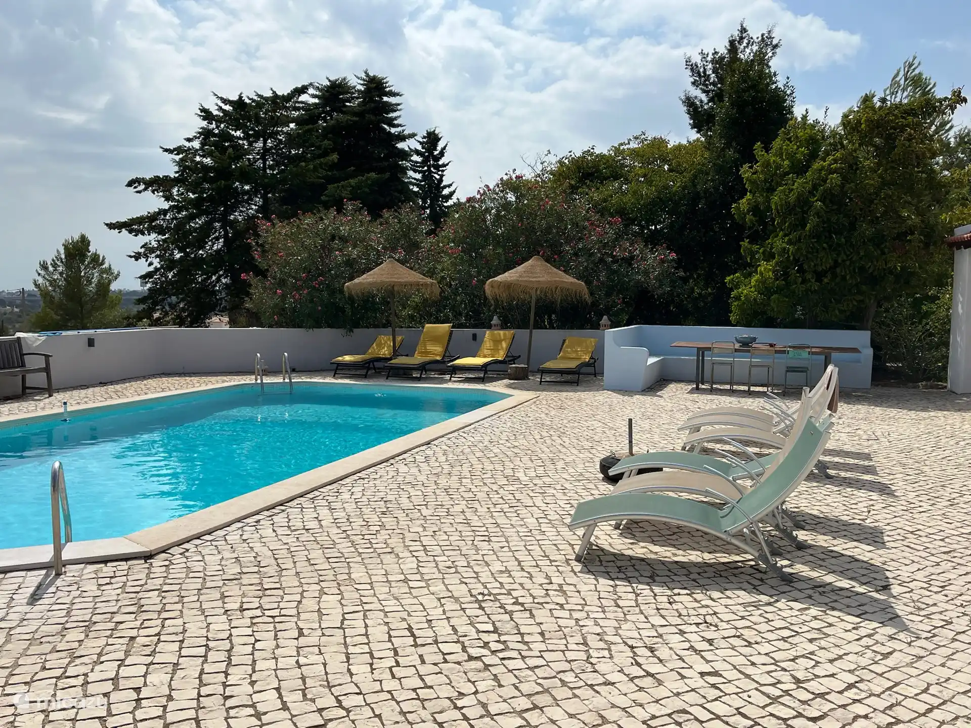 ligstoelen bij het zwembad