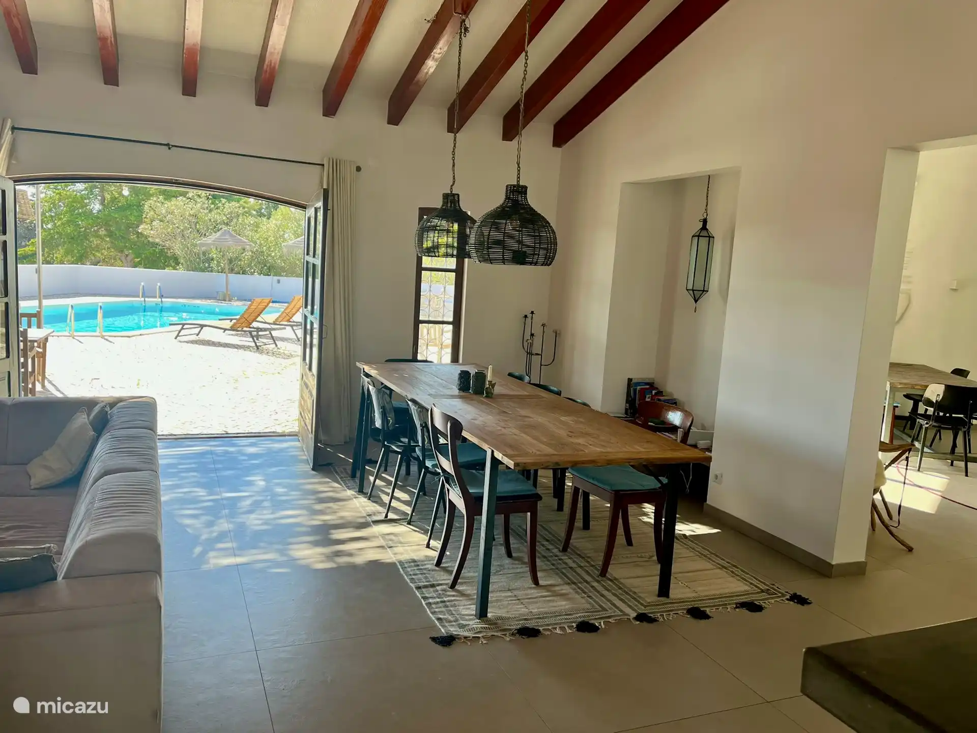 Vanuit het huis loop je zo het terras op