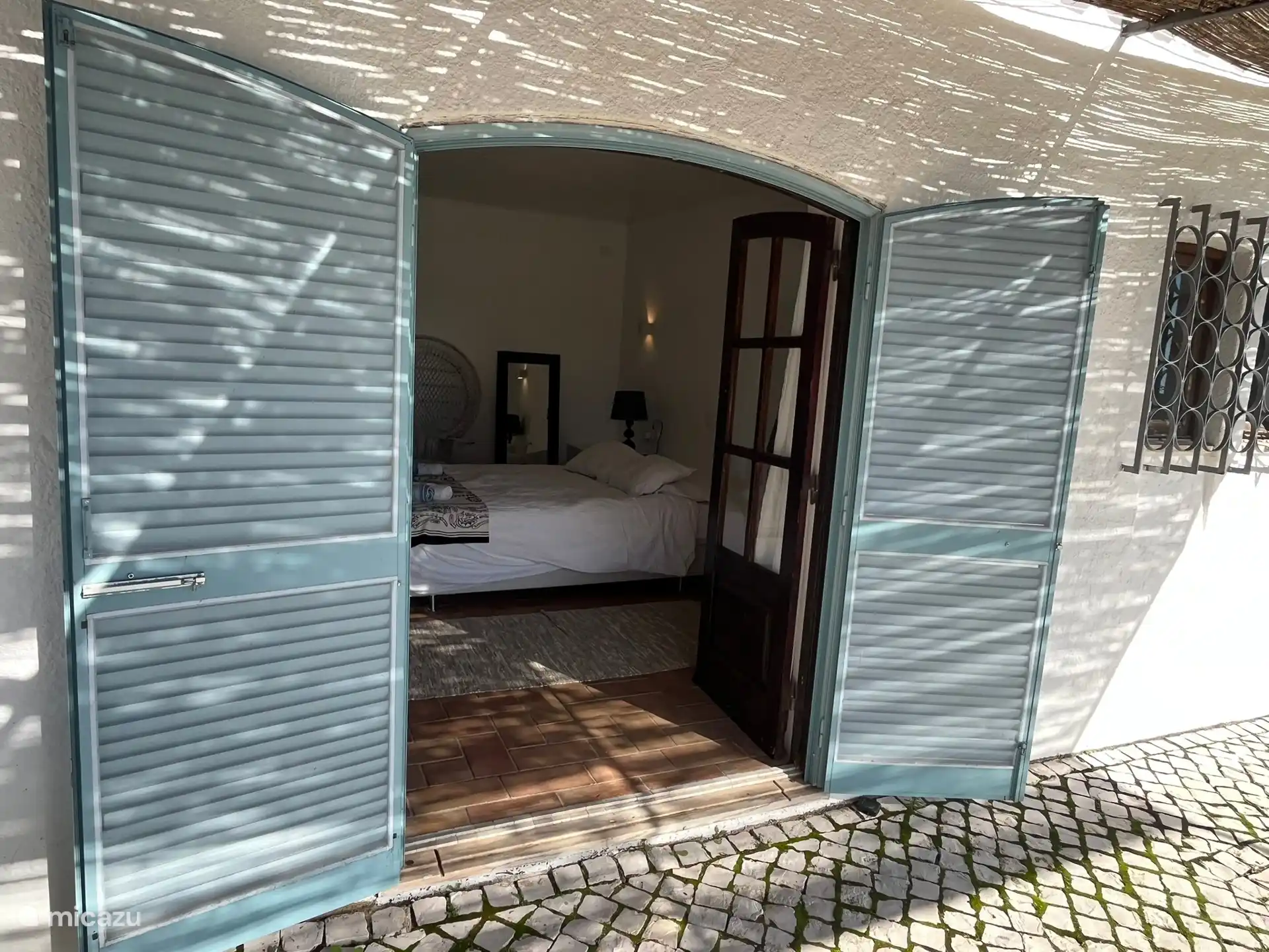 vanuit je slaapkamer zo het terras op