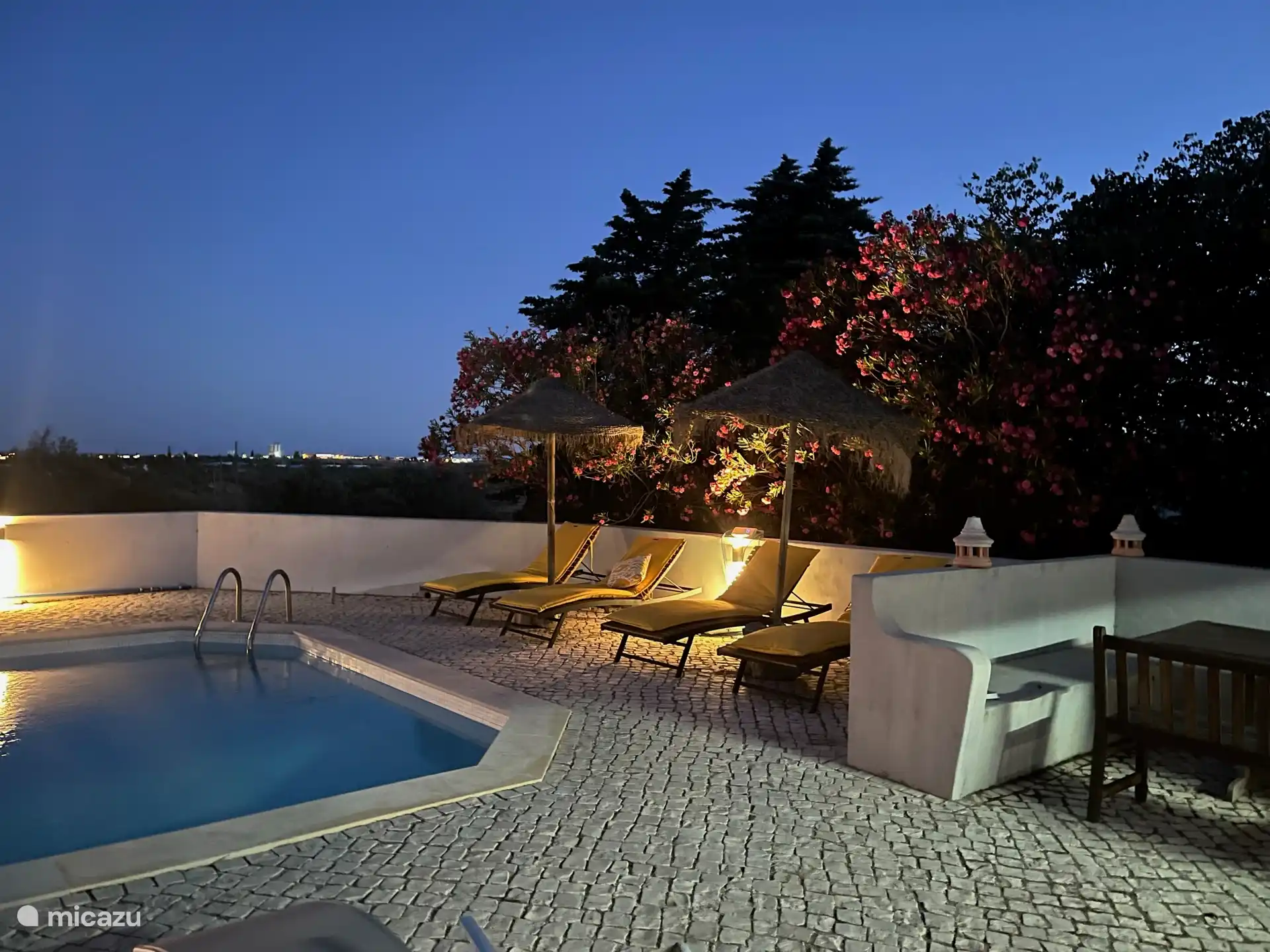 Zwembad met verlichting in de avond