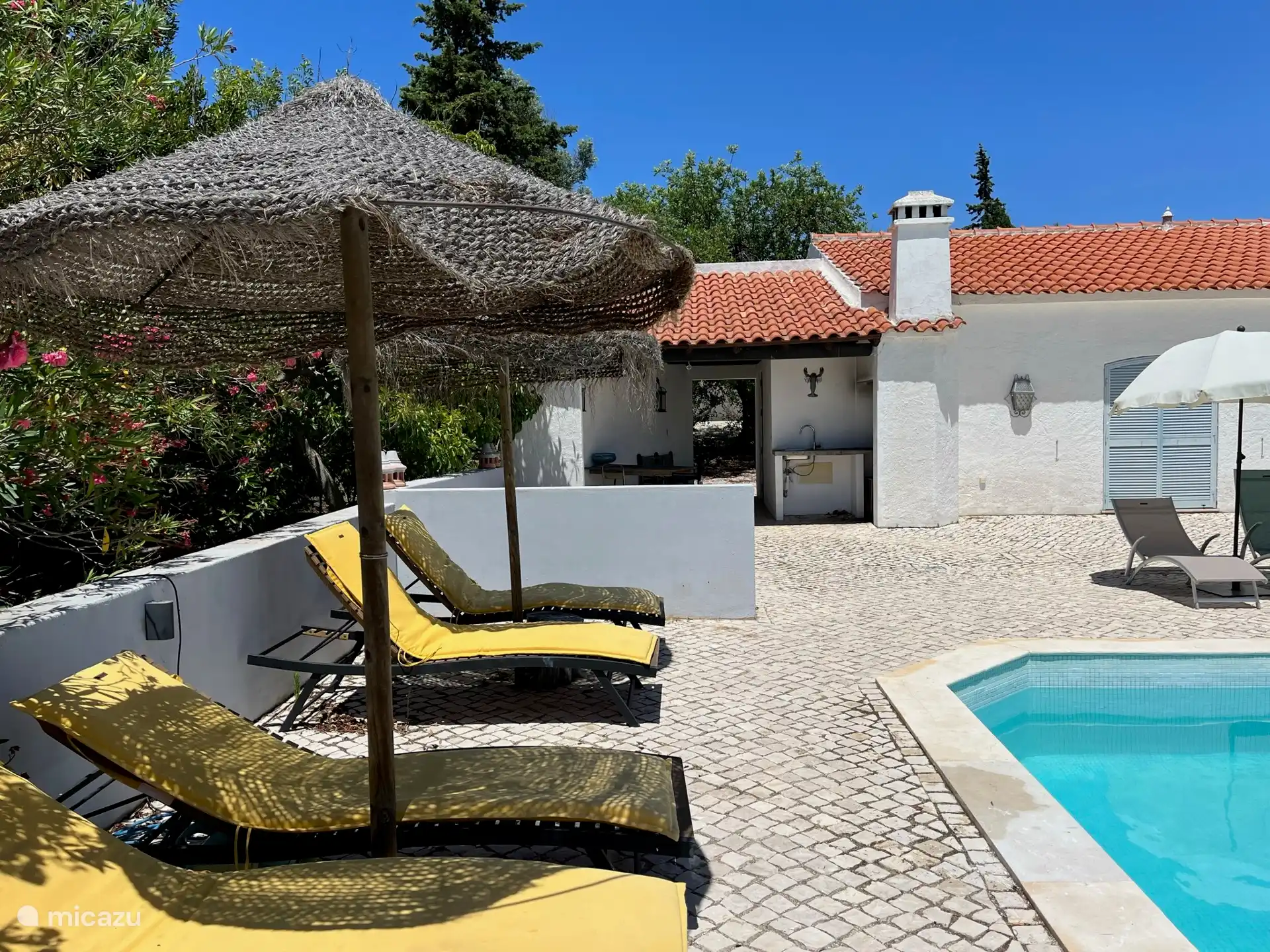 Ligbedden bij de buitenkeuken