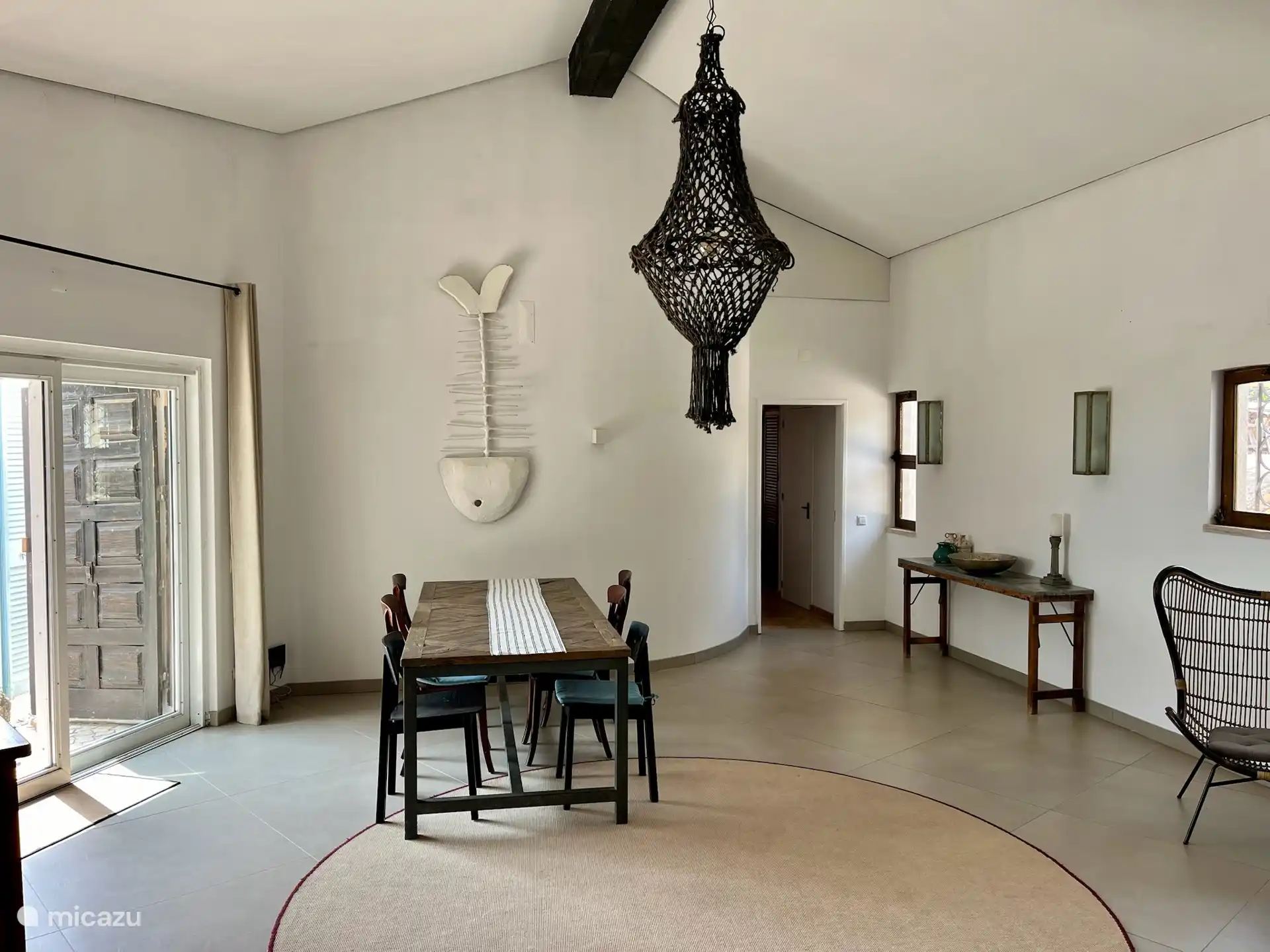 Grote hal met extra tafel 