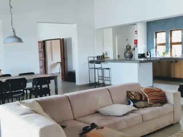 Casa Montes Raposos, maison familiale | Portugal, Algarve, Alcantarilha - villa Le salon très spacieux et de bon goût avec îlot de cuisson et cheminée.