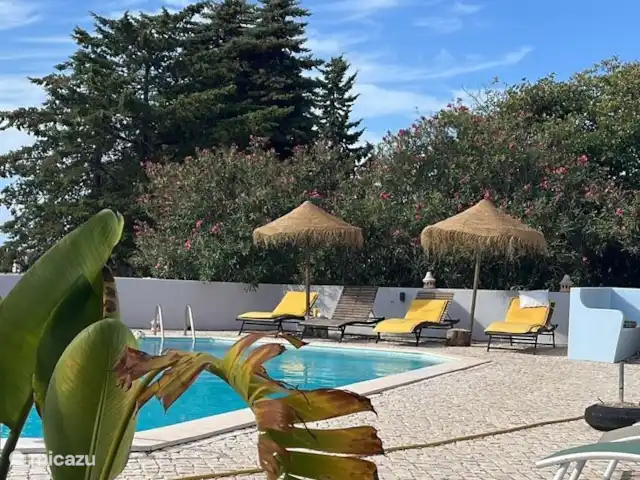 Casa Montes Raposos, maison familiale | Portugal, Algarve, Alcantarilha - villa Autour de la piscine, il y a plus qu’assez de beaux transats