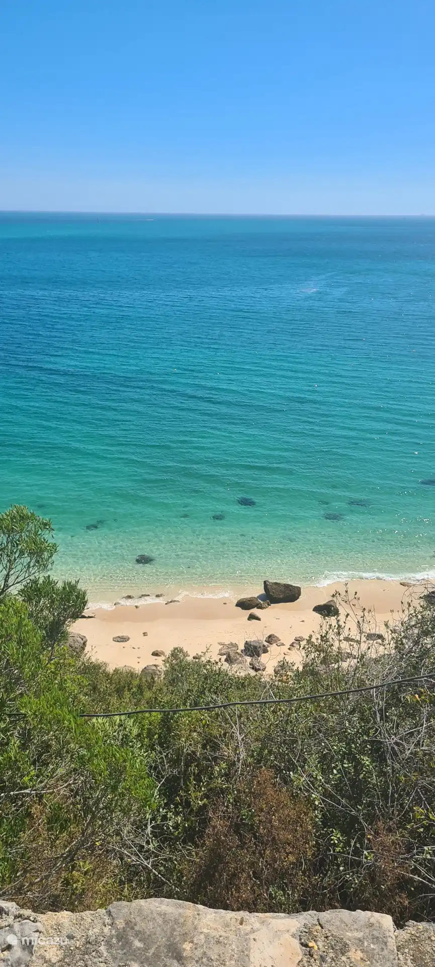 Goed bewaard geheim van locals: praia dos Galápos of Galapinhos.
45 min. rijden. moeilijk toegankelijk. moeilijk parkeren (heel vroeg gaan!).
Maar zoooo moooooi! 
