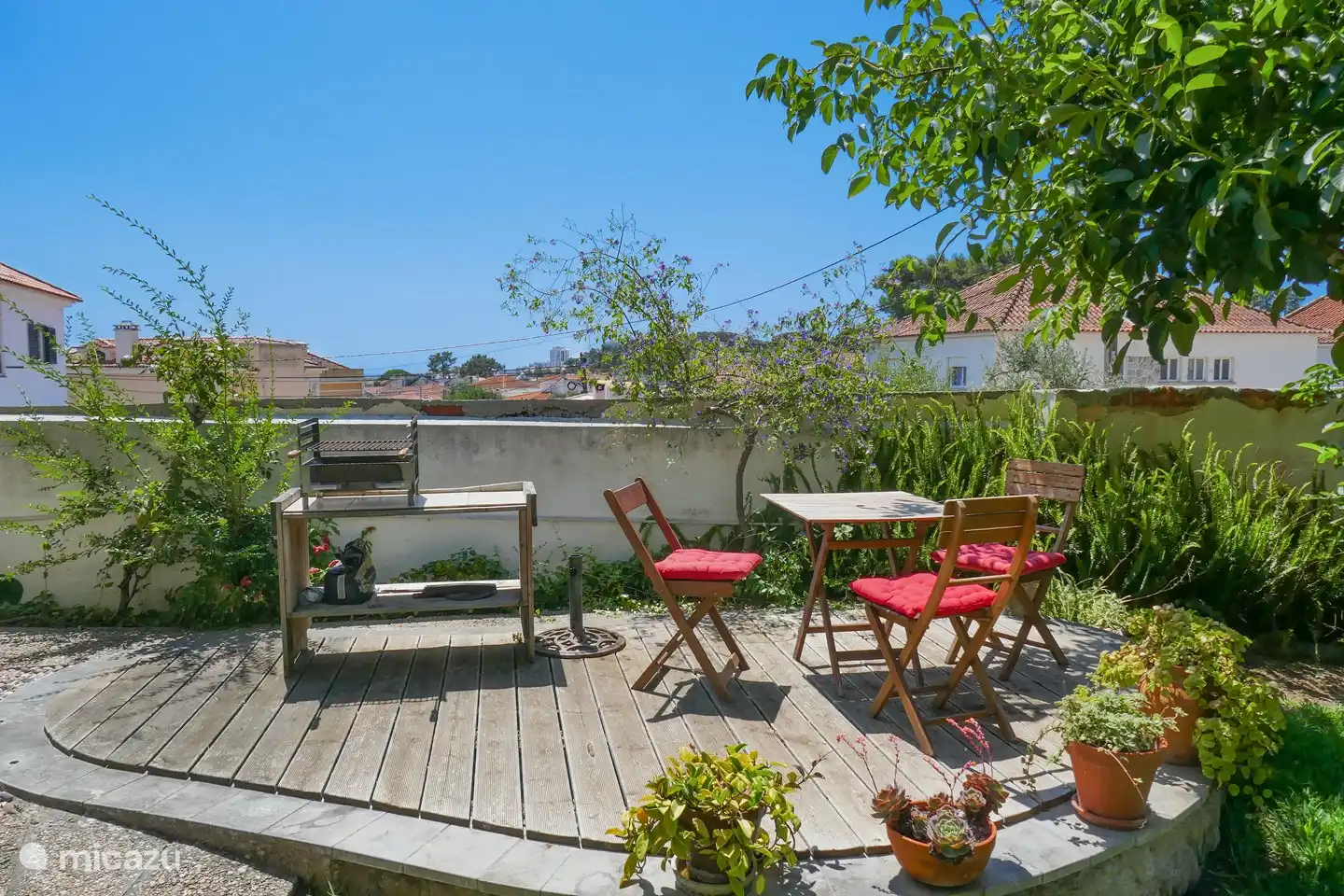 Grillterrasse mit Blick über das Dorf bis zum Meer.