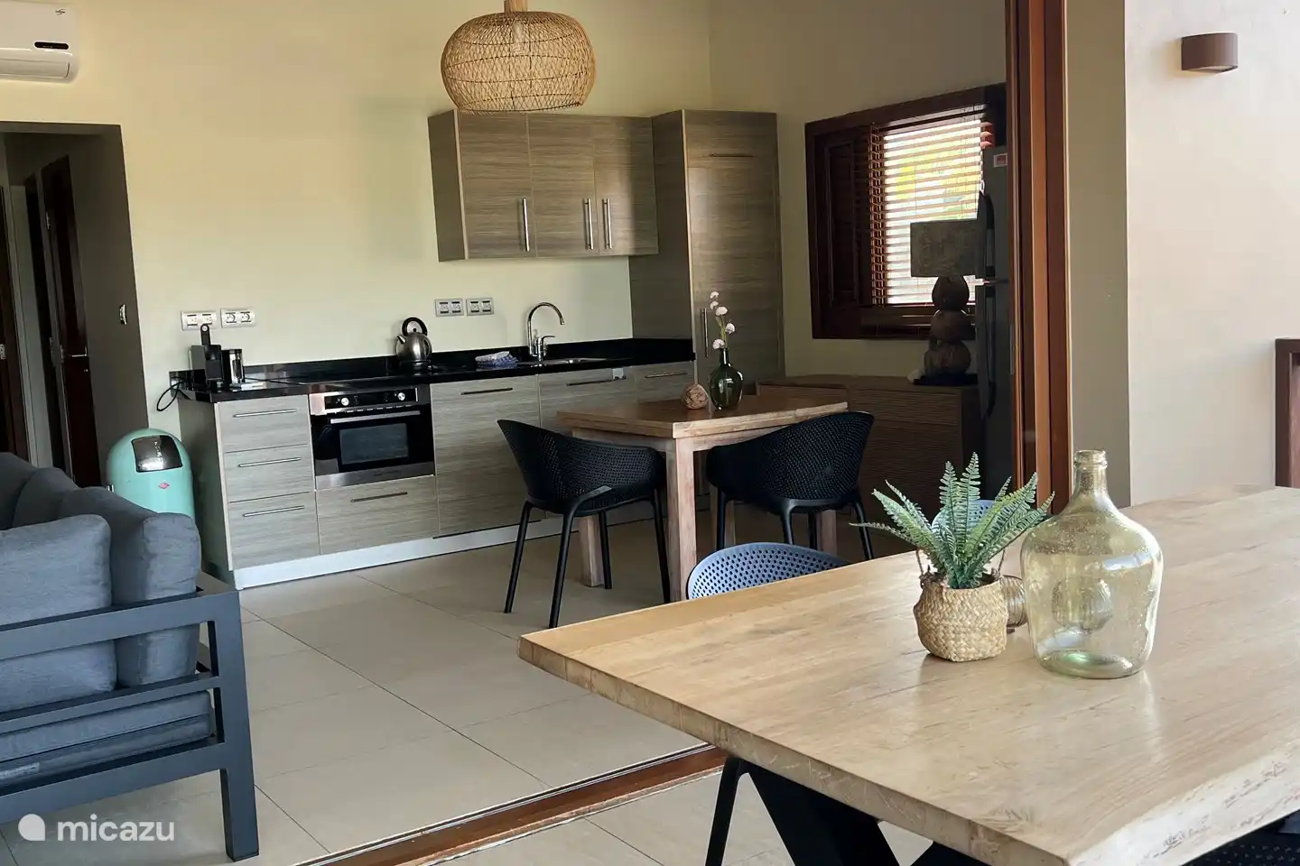 Open keuken voorzien van alle gemakken.