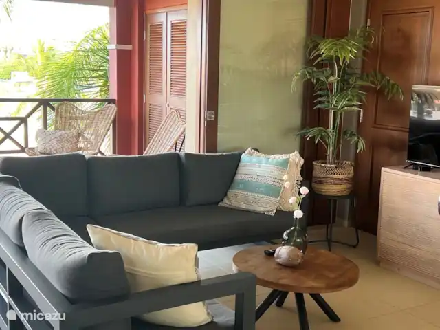 Área Jan Thiel | apartamento C8 en Curazao, Banda Arriba (este), Spaanse Water - apartamento Salón interior con Smart TV.