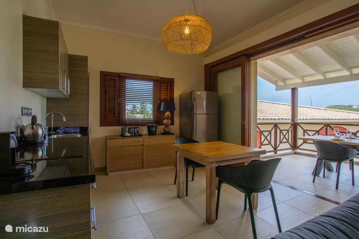 Open keuken met electrisch fornuis. 