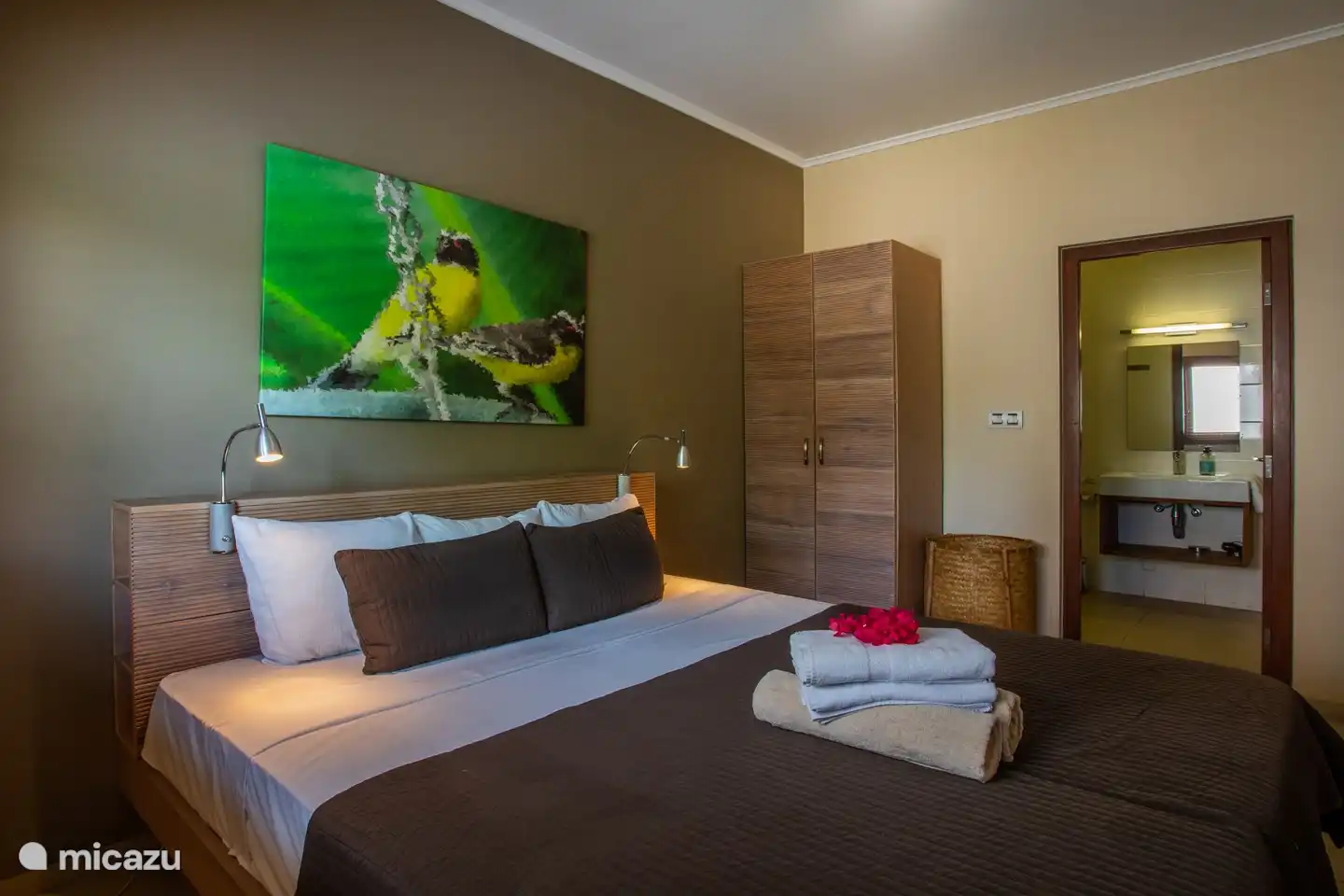 Master bedroom met a/c en prive badkamer. 