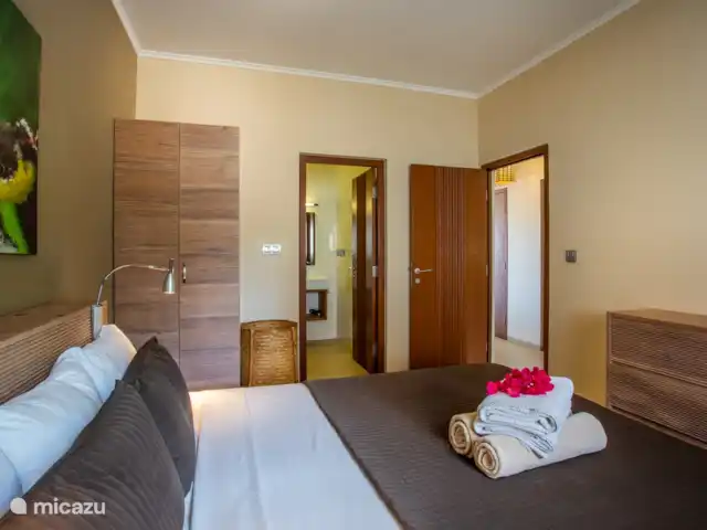 Área Jan Thiel | apartamento C8 en Curazao, Banda Arriba (este), Spaanse Water - apartamento Dormitorio principal con aire acondicionado y baño privado.